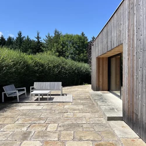 Posezení před domem